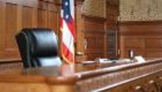 رجل يطارد زوجته بسلاح ناري داخل محكمة أمريكية