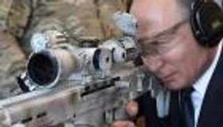 بوتين يستعرض مهاراته في الرماية ببندقية كلاشينكوف جديدة