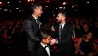 ميسي يعطي رونالدو درسا في الروح الرياضية قبل حفل جوائز "الفيفا"