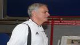 مورينيو ينتقد أرضية ملعب يونج بويز رغم الفوز بثلاثية