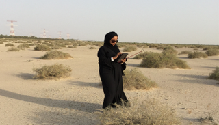 زمزم الراشدي أثناء رصد الحشرات 