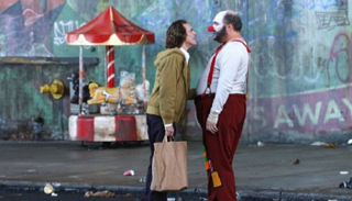 خواكين فونيكس في لقطة من "الجوكر"