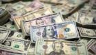 الدولار يعاود الارتفاع لكنه يتجه لأكبر انخفاض أسبوعي في 7 أشهر