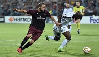 جونزالو هيجوايين وصراع على الكرة