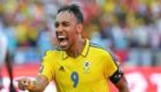 أوباميانج ينتقد تعيين والده مدربا لمنتخب بلاده