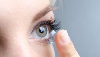 ارتداء العدسات اللاصقة قد يسبب 