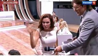 ممثلة تصفع سيدة من الجمهور