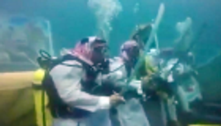 غواصون سعوديون يؤدون "العرضة" على عمق 88 مترا