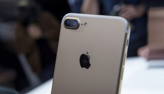 آيفون 7 iPhone لا يزال منافساً قويا لهواتف أبل الجديدة