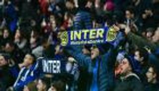 جماهير إنتر ميلان تسخر من نجمها الجزائري الأسبق 