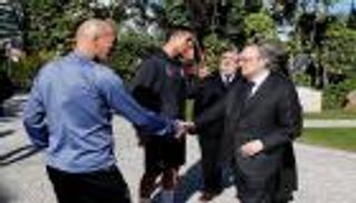 رئيس ريال مدريد يقدم رسالة خاصة لرونالدو وزيدان