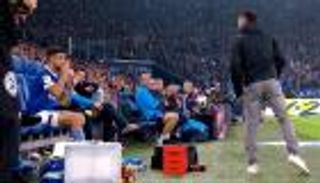 شالكه يتوعد مهاجمه ويطالبه بالاقتداء بليفاندوفسكي