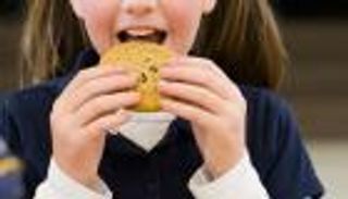 4 أكلات خفيفة وصحية لطفلك في المدرسة