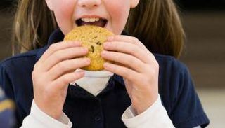 بسكويت الشوفان يعد من الأطعمة الصحية لطفلك أثناء الدراسة