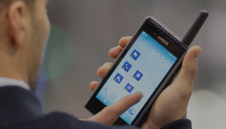 الهاتف الذكي مزود بنظامي الاتصال اللاسلكي "تيترا"  و"آندرويد"