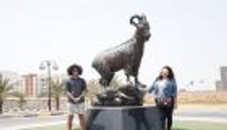 الجامعة الأمريكية برأس الخيمة تكشف النقاب عن تمثال الطهر