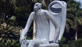 عمل فني للنحات عبدالهادي الوشاحي