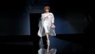 بالصور.. أرماني يبهر حضور "ميلانو للموضة" بالفضي والألوان الفاتحة