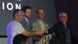 مخرج "يوم الدين" في منتصف الصورة يتسلم الجائزة