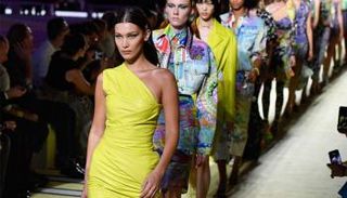 عرض أزياء لدار فيرساتشي في أسبوع ميلانو