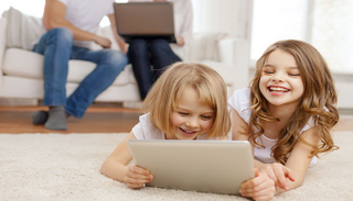 تأثيرات مواقع التواصل على الأطفال متباينة - صورة أرشيفية