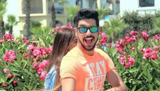 مشهد من أغنية "جود باي" للمغني المغربي أيمن بنعمر