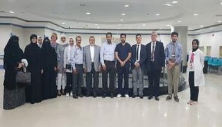 الأطباء المشاركون في إجراء العملية