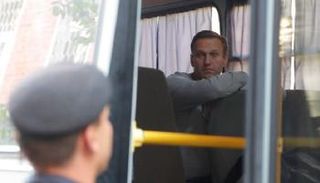 زعيم المعارضة أليكسي نافالني داخل حافلة شرطة