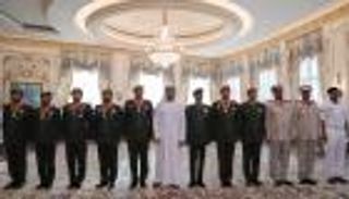 محمد بن زايد يكرم قادة وضباطا ومنتسبين بالجيش والشرطة