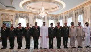 الشيخ محمد بن زايد آل نهيان مع القادة والضباط المكرمين