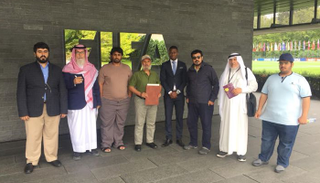 أبناء قبيلة الغفران خلال تقديم مطالبهم أمام مقر الفيفا