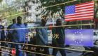 أدنى مستوى للعملة الإيرانية واحتجاجات عمالية بعد وقف صرف الرواتب