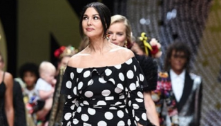 مونيكا بيللوتشي تظهر على منصة عروض 