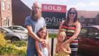 زوجان بريطانيان يقرران بيع منزلهما للإنفاق على رحلة تعليمية لابنتيهما