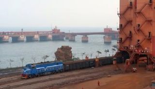قطار شحن بضائع في ميناء داليان بالصين - رويترز