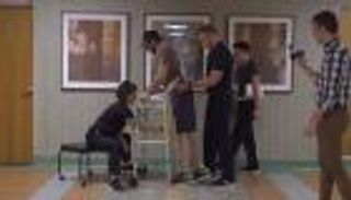 مريض بالشلل يستعيد قدرته على المشي بمساعدة تقنية جديدة