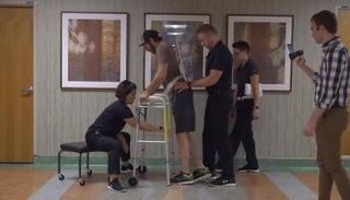 الشاب الأمريكي يمشي مجددا بعد ٥ سنوات من الإعاقة