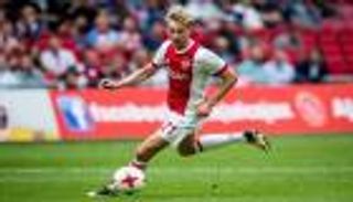 دي يونج يحدد موعد الفصل في انتقاله إلى برشلونة