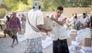 الهلال الأحمر الإماراتي يوزع مساعدات غذائية في حضرموت