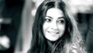 هنيدة صيرفي.. سعودية تبدأ مسيرتها في عالم الأزياء بتصاميم عن ملكة سبأ