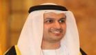 سفير الإمارات في لبنان يكرّم مدير  بطولة كأس زايد للأندية العربية
