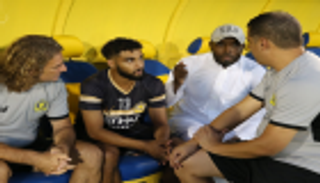 مدافع النصر السعودي يكشف على إصابته في دبي