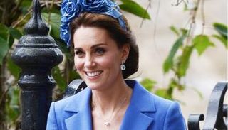 دوقة كامبريدج بإطلالة مكررة في زفاف صديقة العائلة الملكية