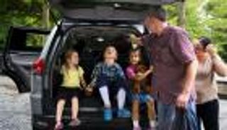 أب يضع ابنه في "حقيبة السيارة" ليحقق شهرة عبر الإنترنت 