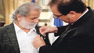 السفير الفرنسي بلبنان يقلد مارسيل خليفة وسام الفنون والآداب