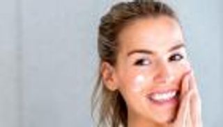 8 خطوات لحماية البشرة من أضرار مطهرات حمامات السباحة