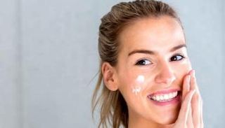 ترطيب البشرة مهم قبل وبعد السباحة