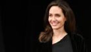 أنجلينا جولي تستكمل سلسلة "أليس في بلاد العجائب" بفيلم "كم أواي"