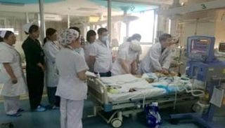 أطباء ينعشون قلب طفل