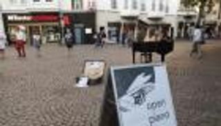 "بيانو الهواء الطلق".. لمساعدة اللاجئين في ألمانيا وسويسرا والنمسا